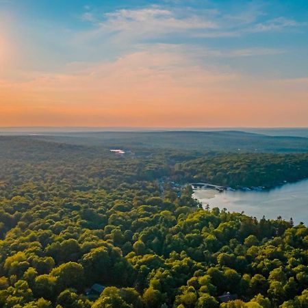 Poconos Ski Retreat With Sauna, Hot Tub, And Game Room 莱克哈莫尼 外观 照片