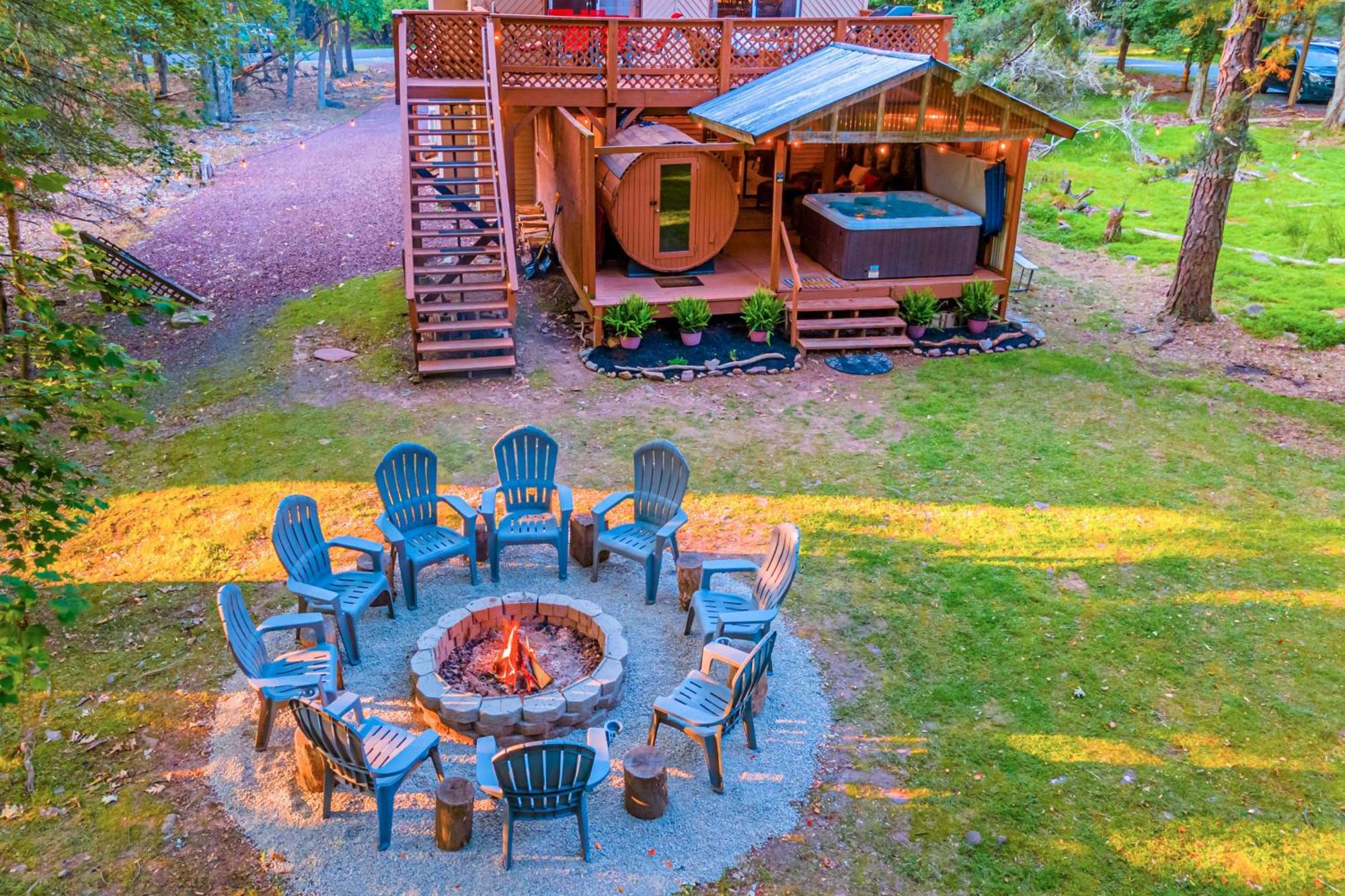 Poconos Ski Retreat With Sauna, Hot Tub, And Game Room 莱克哈莫尼 外观 照片