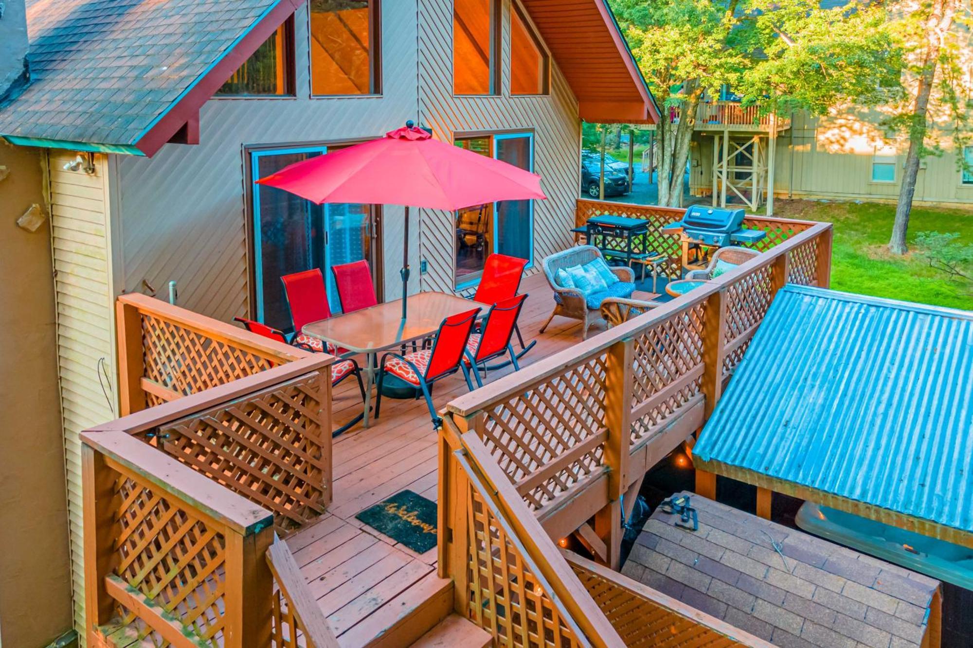Poconos Ski Retreat With Sauna, Hot Tub, And Game Room 莱克哈莫尼 外观 照片