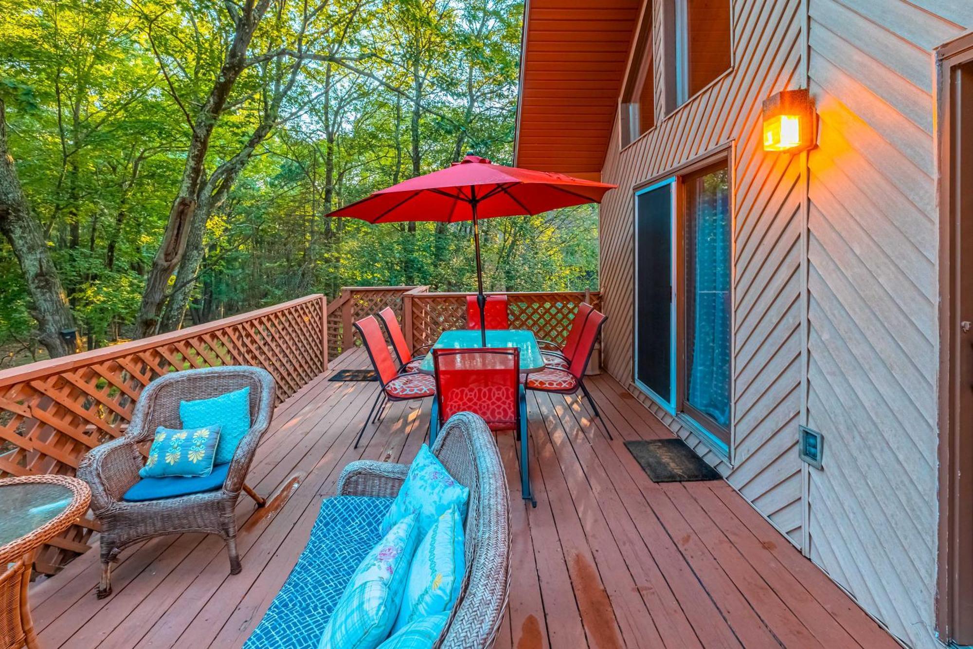 Poconos Ski Retreat With Sauna, Hot Tub, And Game Room 莱克哈莫尼 外观 照片
