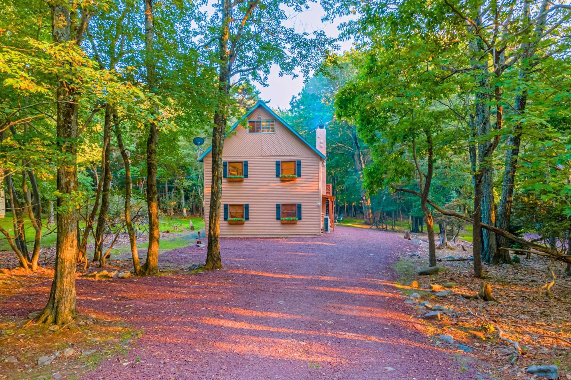 Poconos Ski Retreat With Sauna, Hot Tub, And Game Room 莱克哈莫尼 外观 照片