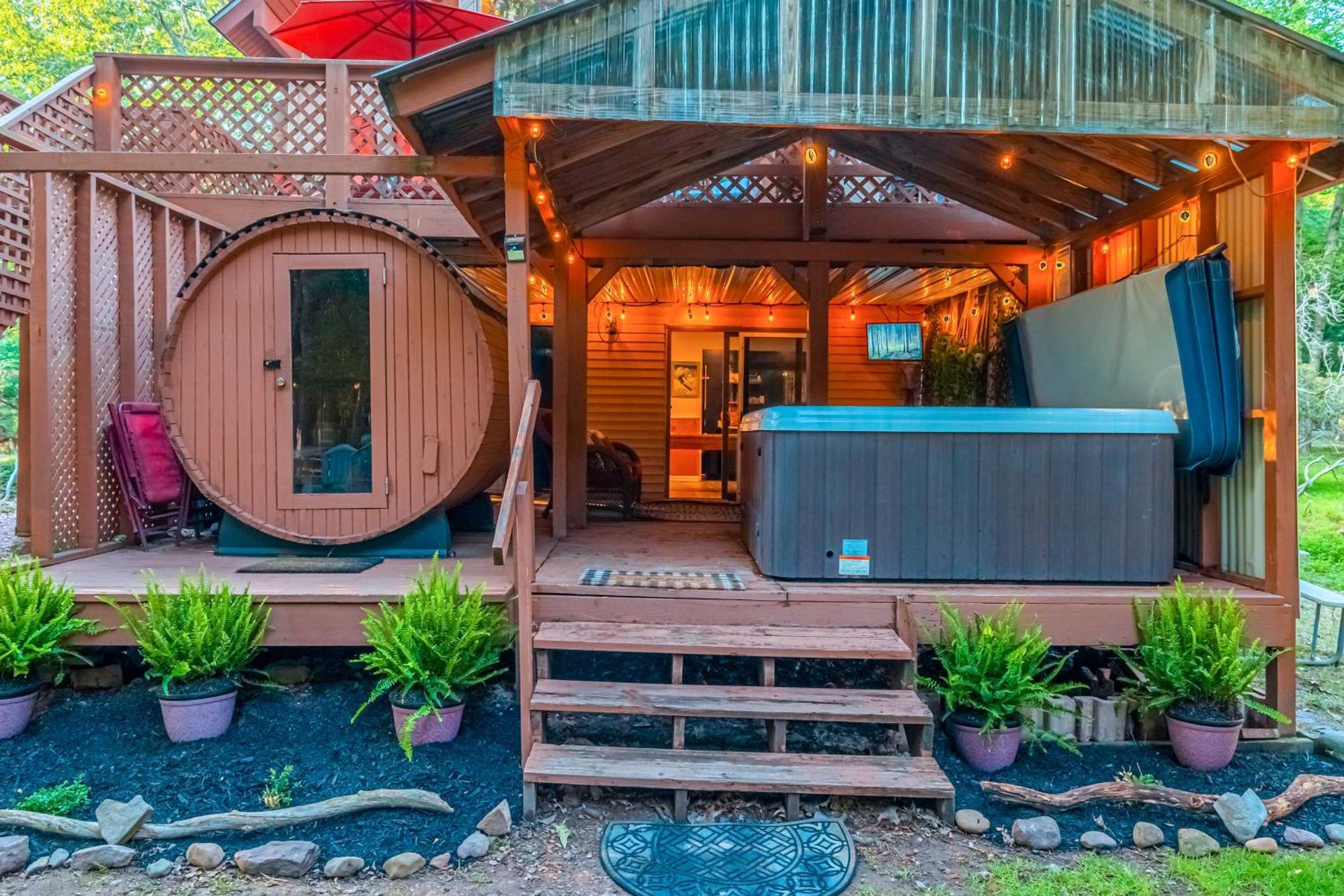 Poconos Ski Retreat With Sauna, Hot Tub, And Game Room 莱克哈莫尼 外观 照片