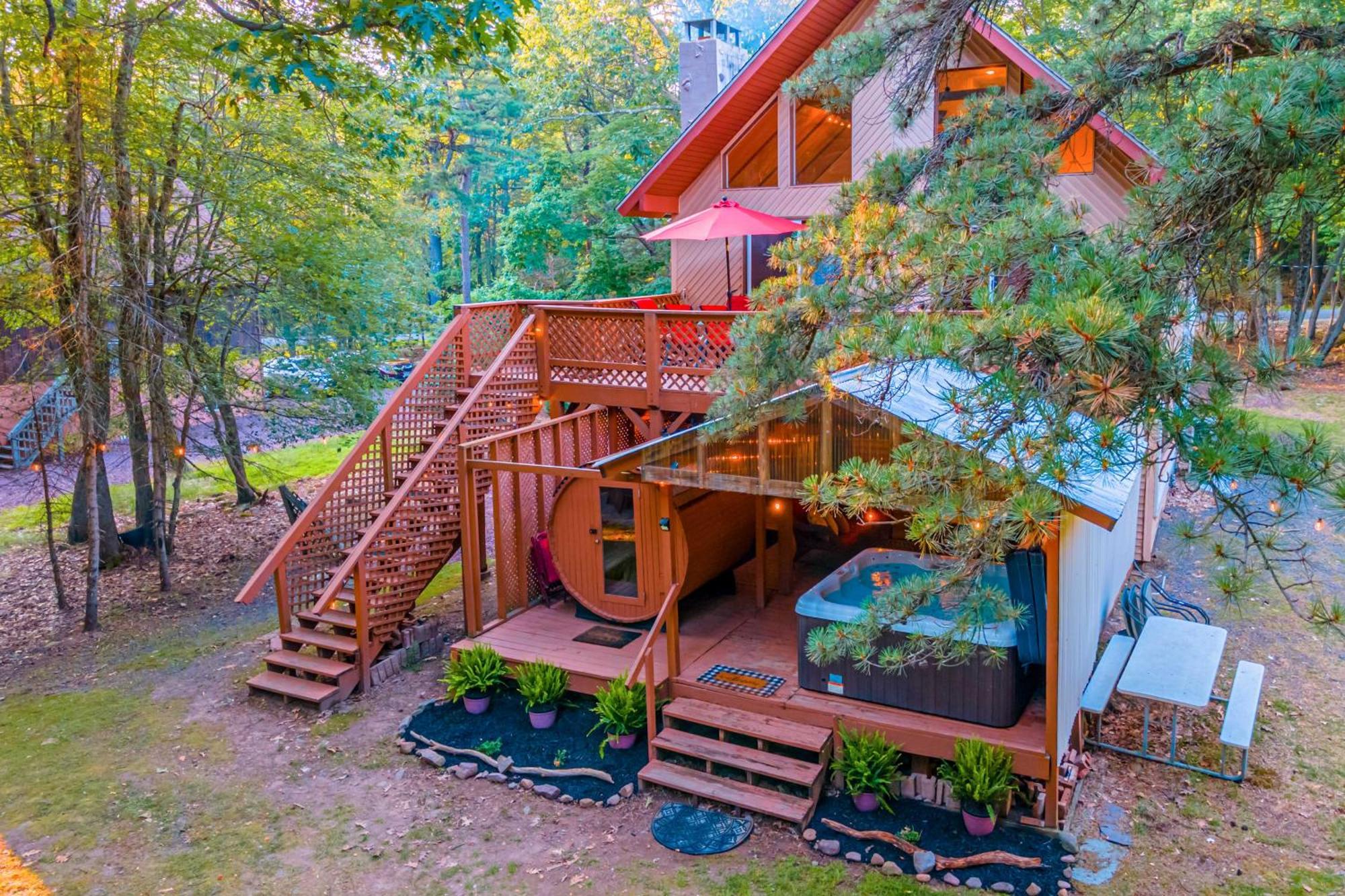 Poconos Ski Retreat With Sauna, Hot Tub, And Game Room 莱克哈莫尼 外观 照片
