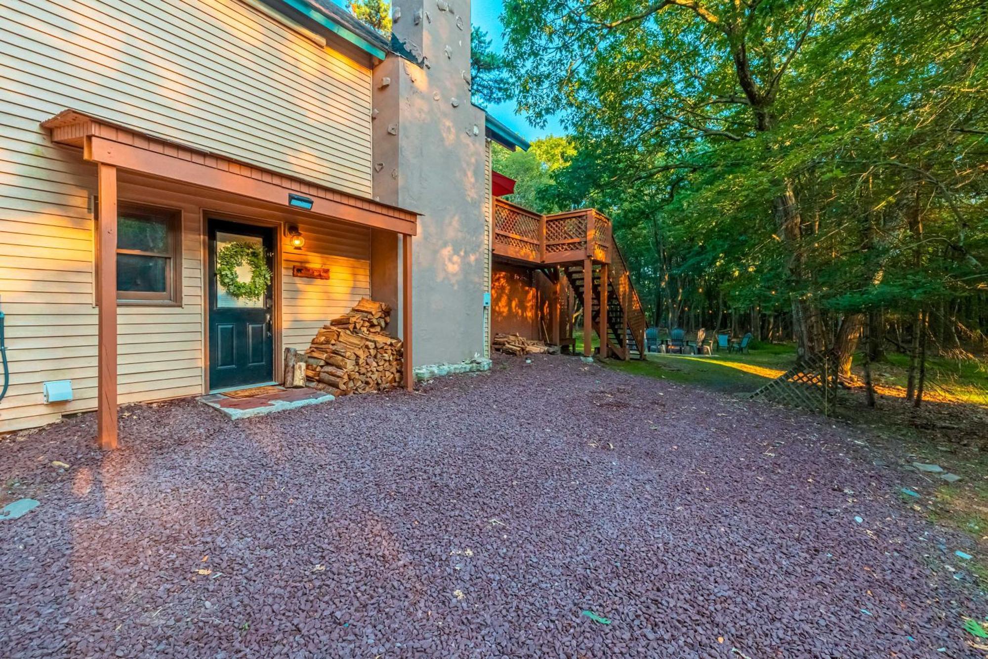 Poconos Ski Retreat With Sauna, Hot Tub, And Game Room 莱克哈莫尼 外观 照片
