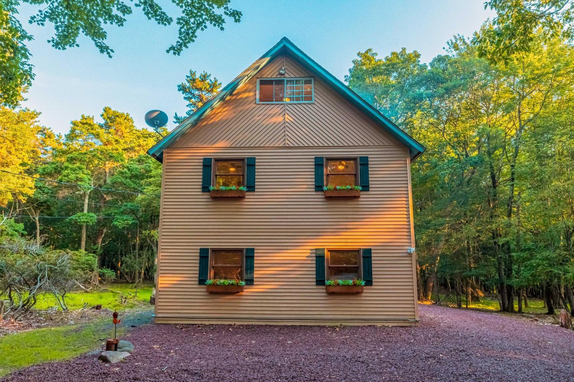 Poconos Ski Retreat With Sauna, Hot Tub, And Game Room 莱克哈莫尼 外观 照片