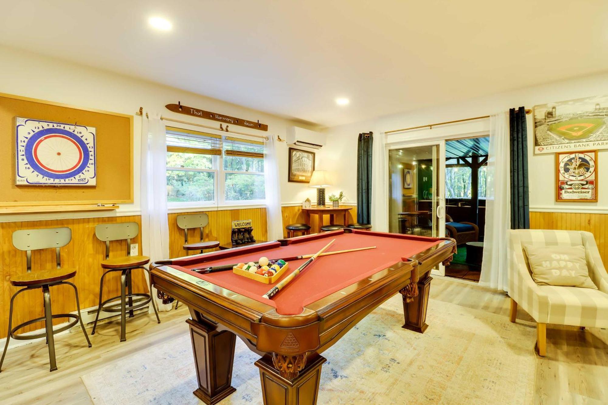 Poconos Ski Retreat With Sauna, Hot Tub, And Game Room 莱克哈莫尼 外观 照片