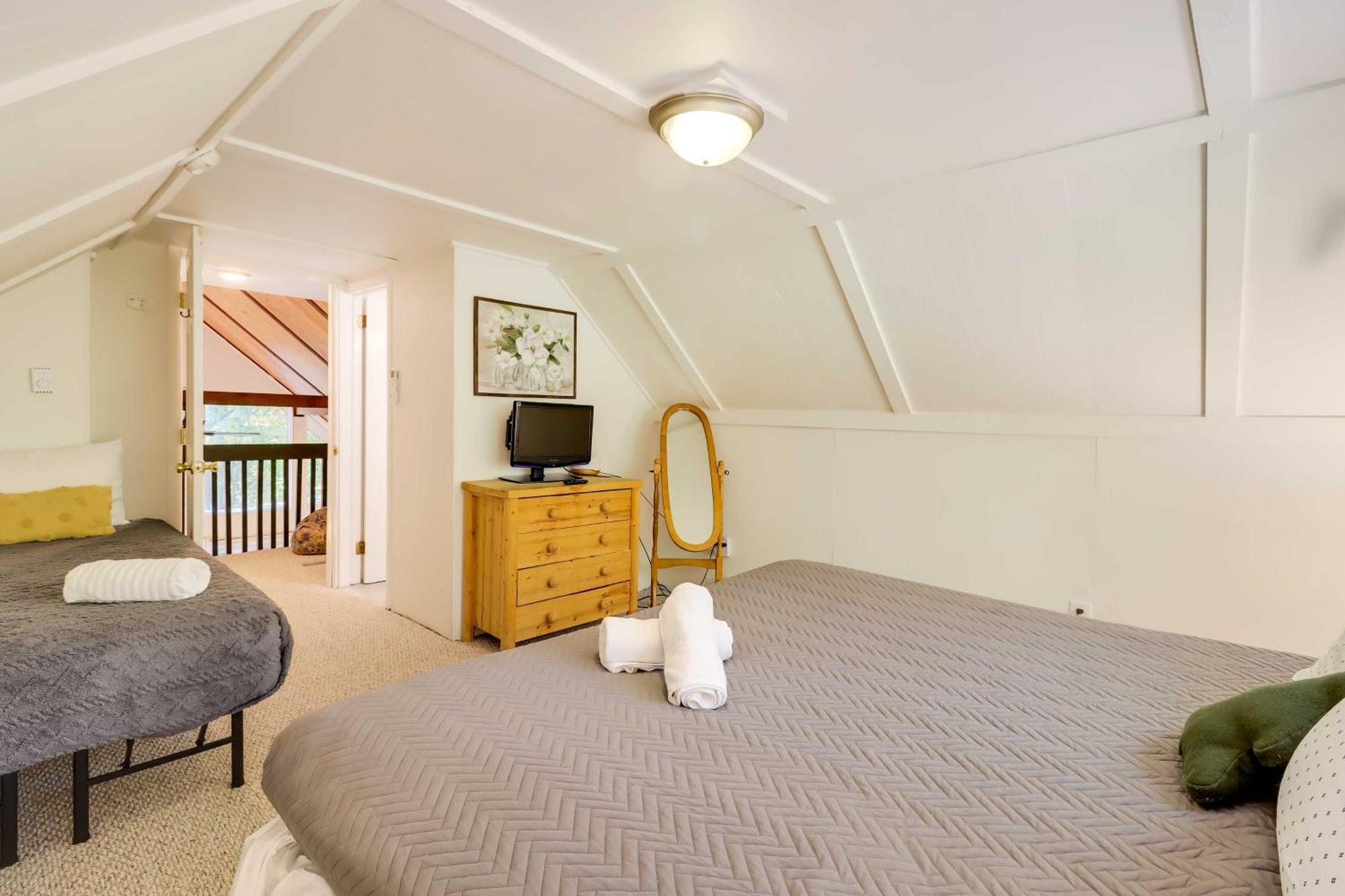 Poconos Ski Retreat With Sauna, Hot Tub, And Game Room 莱克哈莫尼 外观 照片