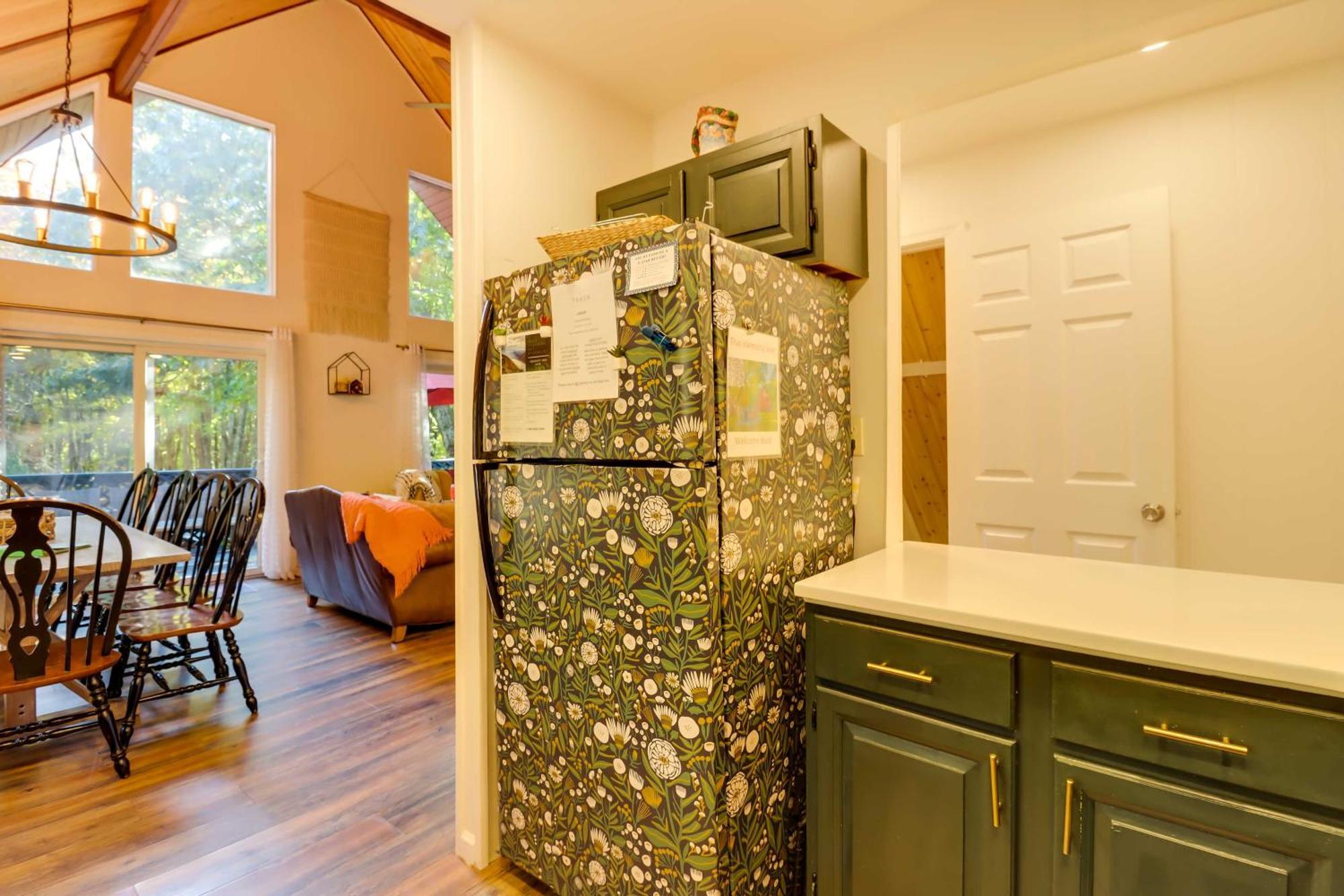 Poconos Ski Retreat With Sauna, Hot Tub, And Game Room 莱克哈莫尼 外观 照片