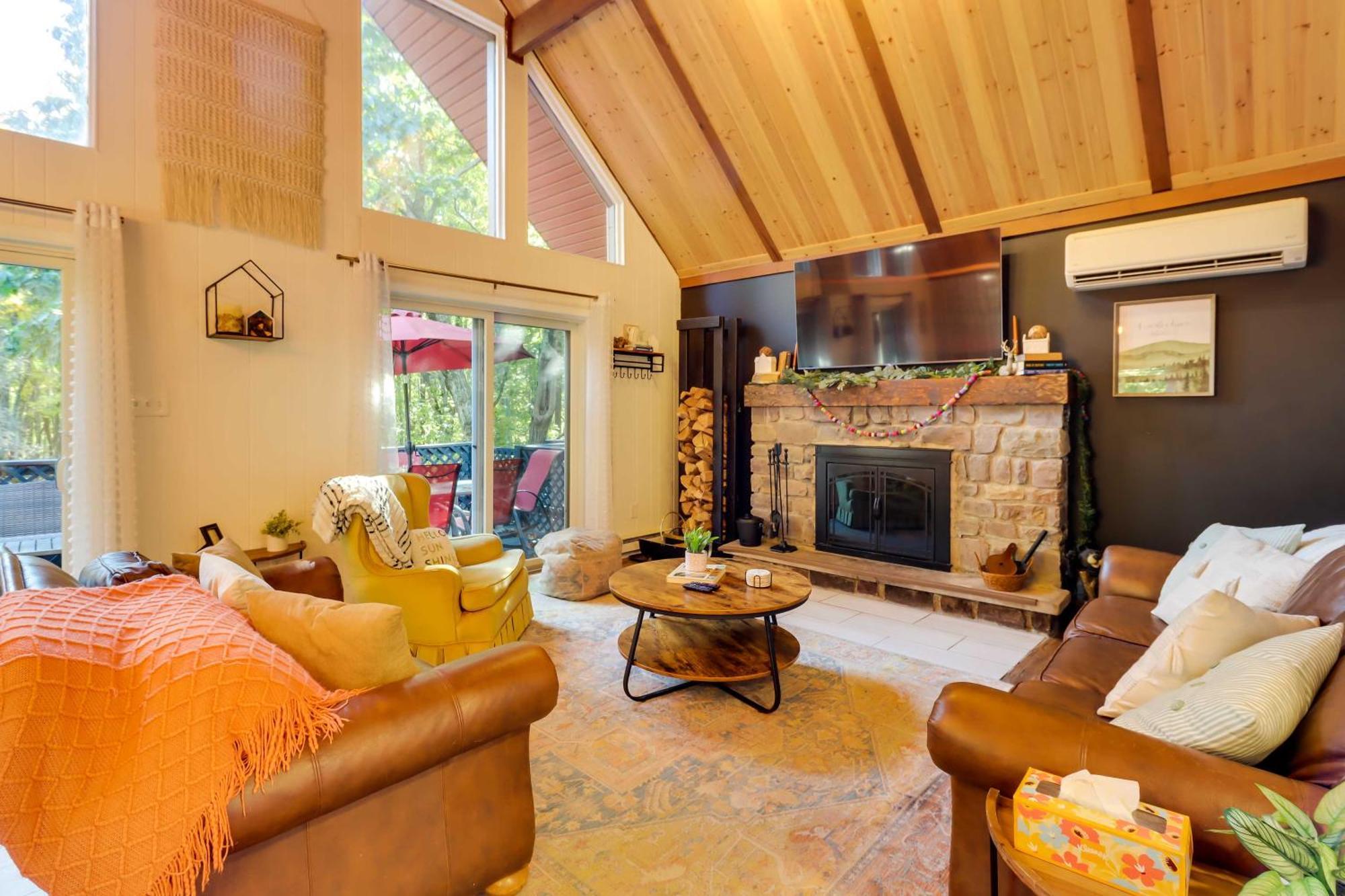 Poconos Ski Retreat With Sauna, Hot Tub, And Game Room 莱克哈莫尼 外观 照片