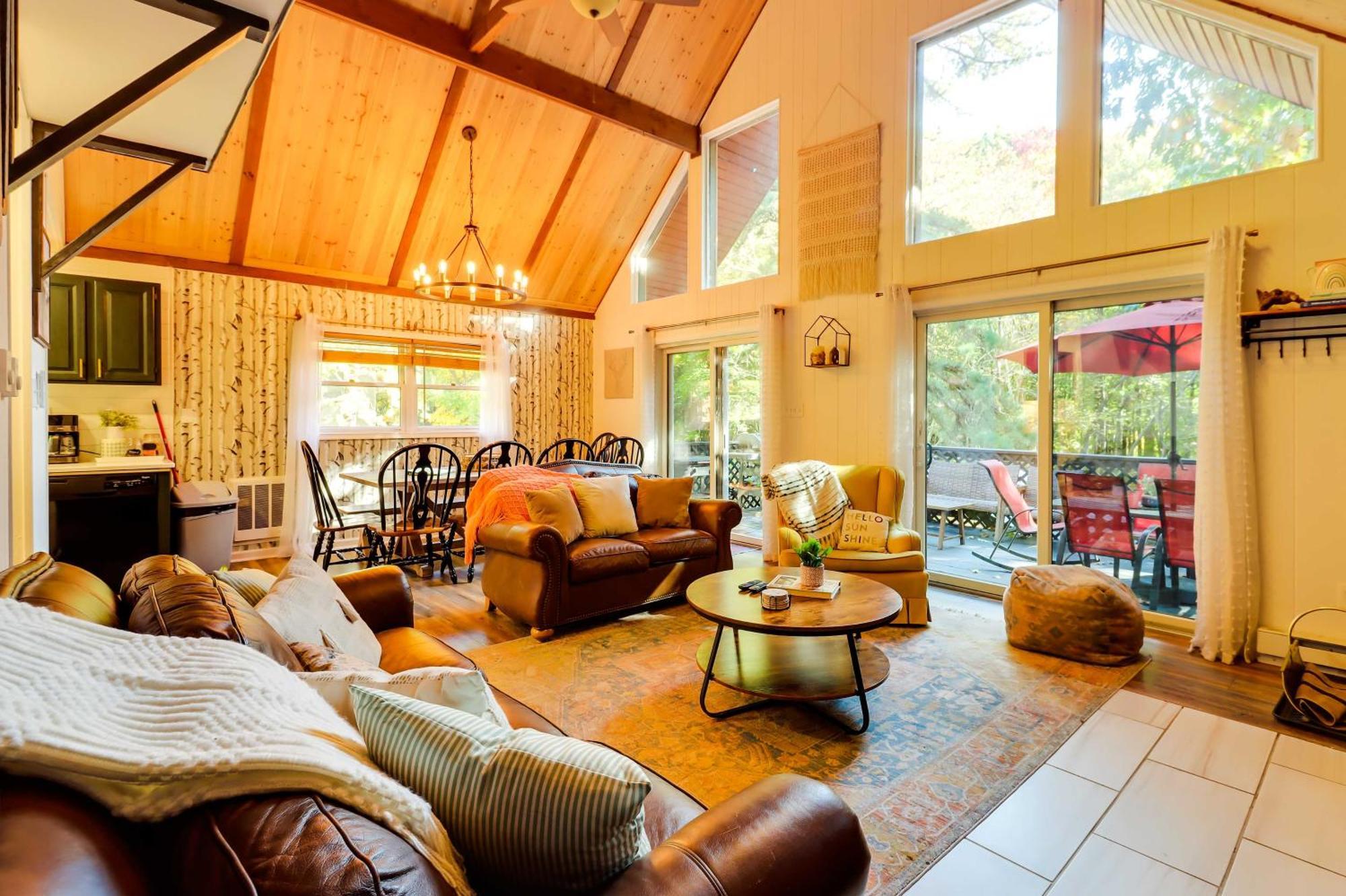 Poconos Ski Retreat With Sauna, Hot Tub, And Game Room 莱克哈莫尼 外观 照片